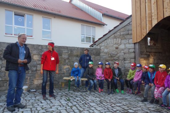 Kinder hören der Anleitung zu