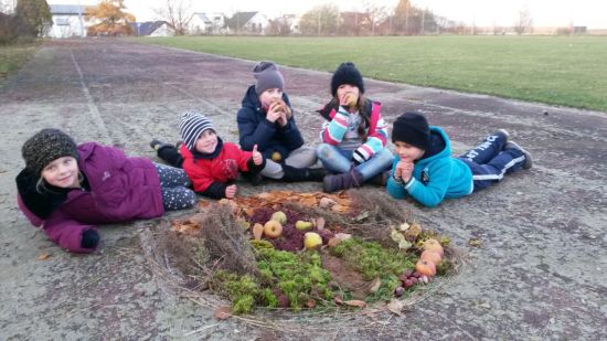 Kinder mit Gartenfrüchten