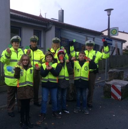 Polizisten und Kinder zeigen Smileys