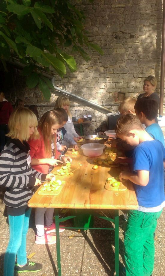 Kinder bereiten Kartoffeln zu